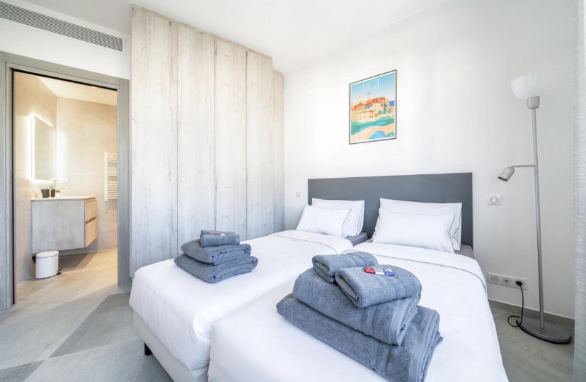 Апартаменты Martinez, Франция, Канны. Белое постельное белье с графитовым кантом.